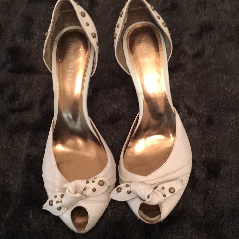 - 🦊 Nine West tan studded peep toe. 4 in wood heel